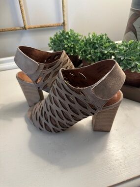 Jeffrey Campbell Tan Heeled Sandals 7.5
